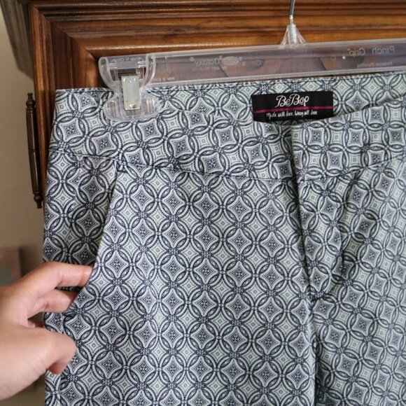 Bebop Printed Skinny Ankle Crop Pants NWOT! - Size 3/4 - Picture 4 of 16